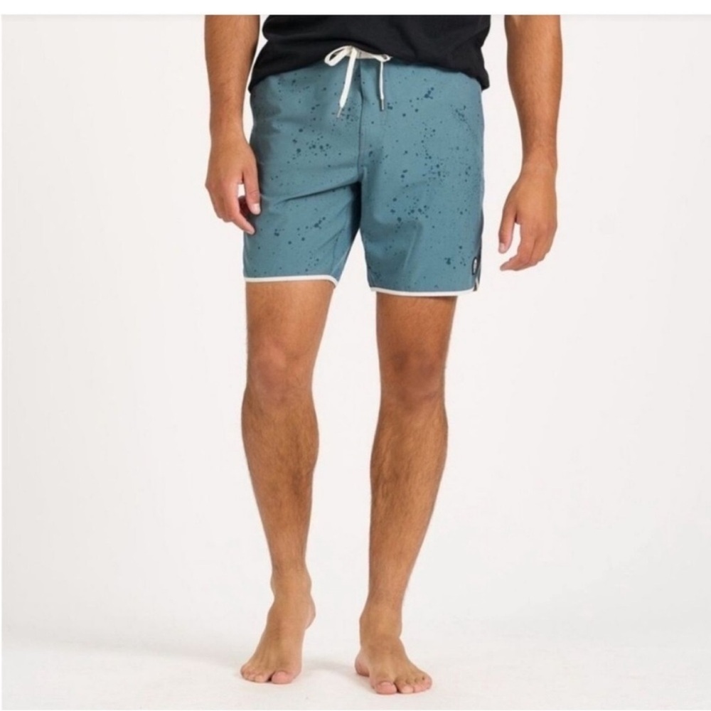 Vuori Cruise Board Shorts Mens Size 32 Blue Swim Trunks Wave Stripe Unlined 7.5”